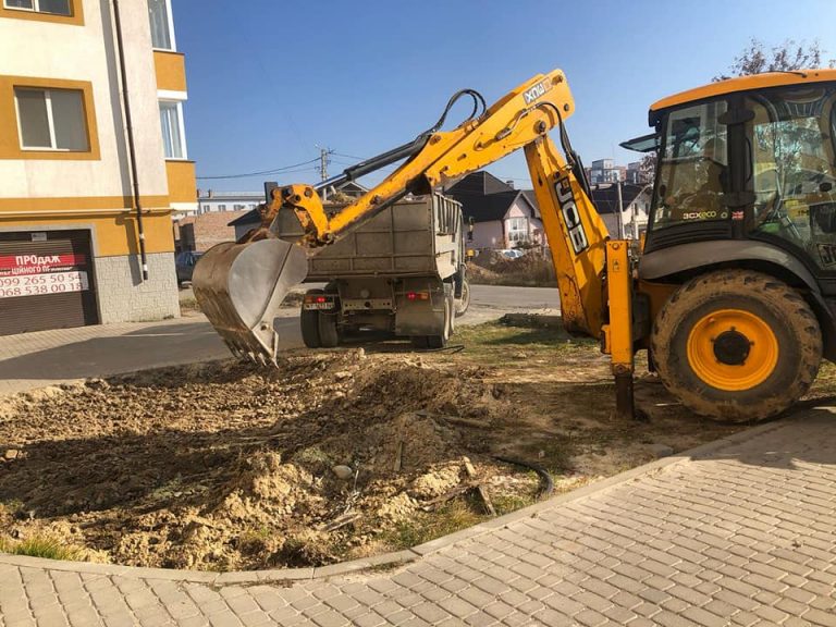Департамент благоустрою розпочав облаштування приватної прибудинкової території. Бюджетним коштом