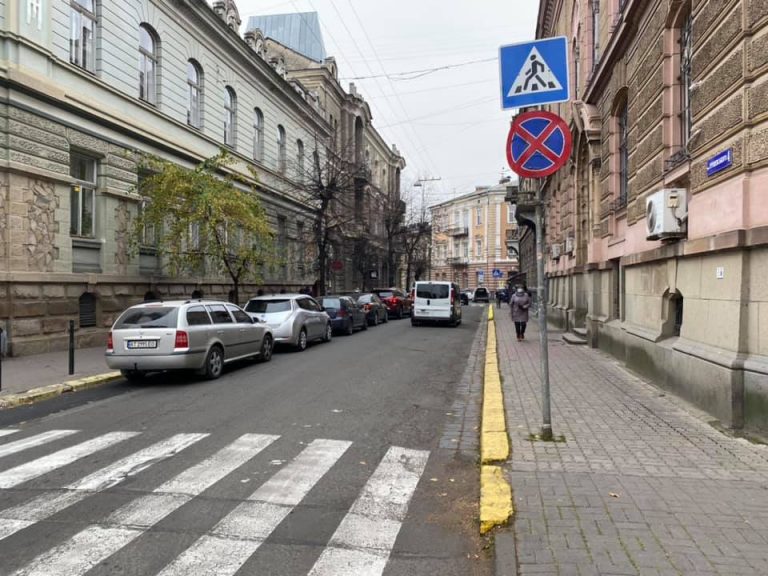 На Грушевського біля “Десятки” – нова схема організації руху (ФОТО)