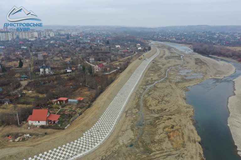 У Вовчинцях будують водозахисну дамбу. Виконали 20% робіт (ФОТО) 