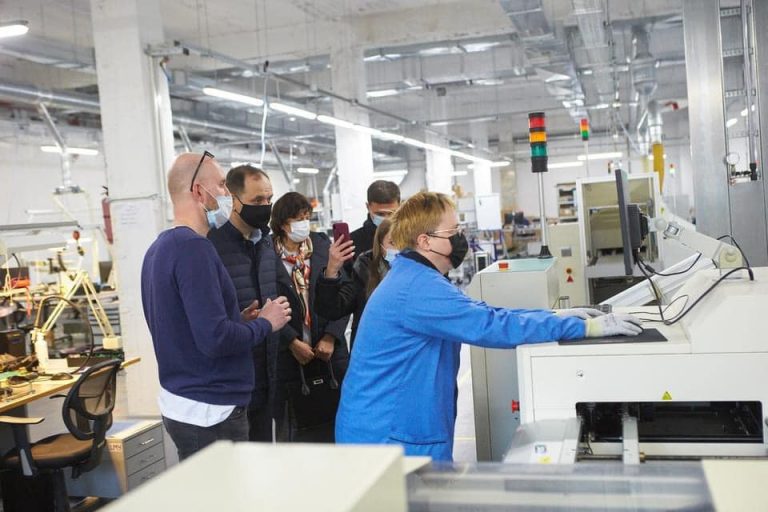 У Франківську збирають док-станції для MacBook – шукають нових працівників (ФОТО)