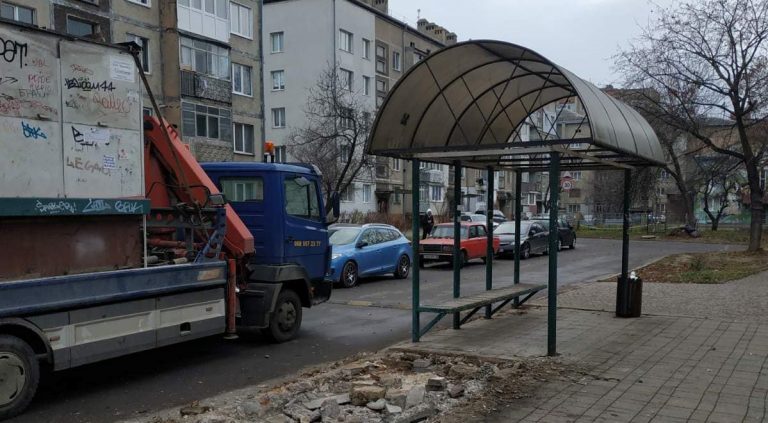 Незаконну рекламу, МАФ і обмежувач руху демонтували в Івано-Франківську (ФОТО)