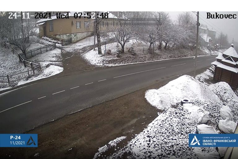 Дороги на Вишківському та Яблуницькому перевалах обробляють від ожеледі (ФОТО)
