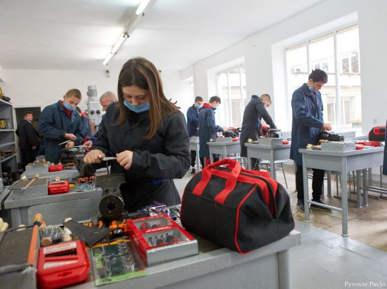 У франківському професійному політехнічному ліцеї відкрили три оновлені майстерні (ФОТО)