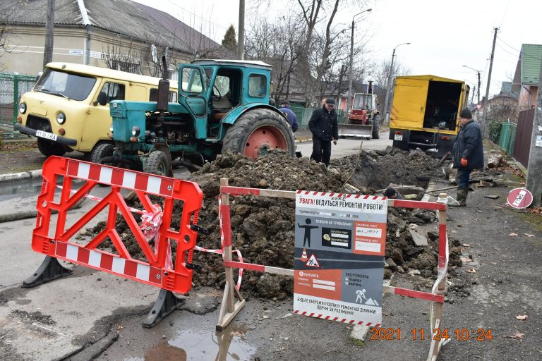 У Франківську шість будинків, садок та школа залишилися без тепла через прорив (ФОТОФАКТ)