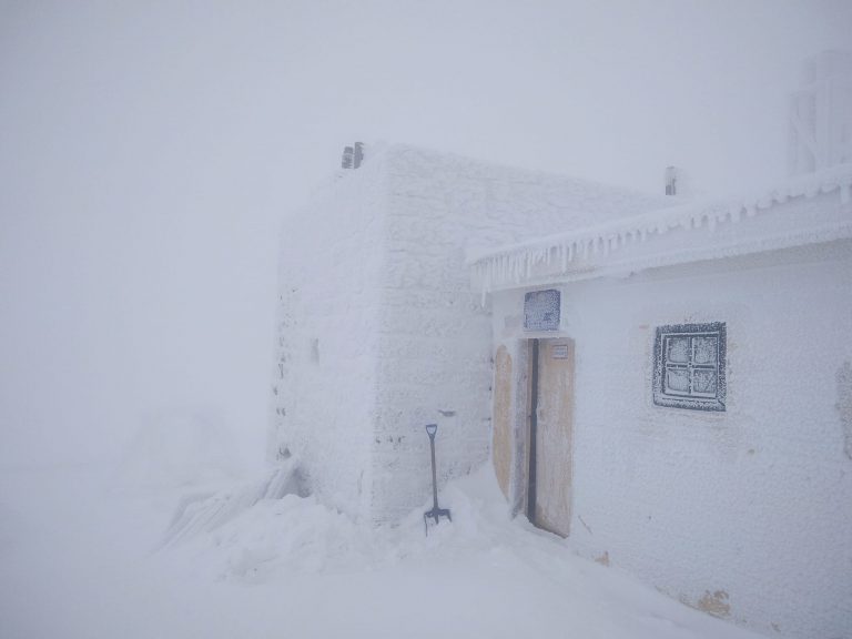 Хуртовина та -12°С: на Прикарпатті гори замело снігом (ФОТО)