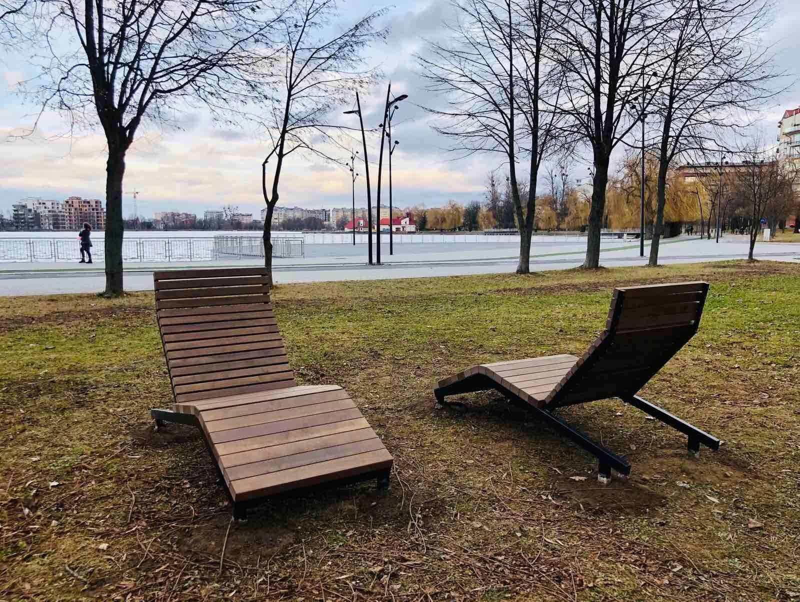 На міському озері встановили нові лежаки (ФОТО)