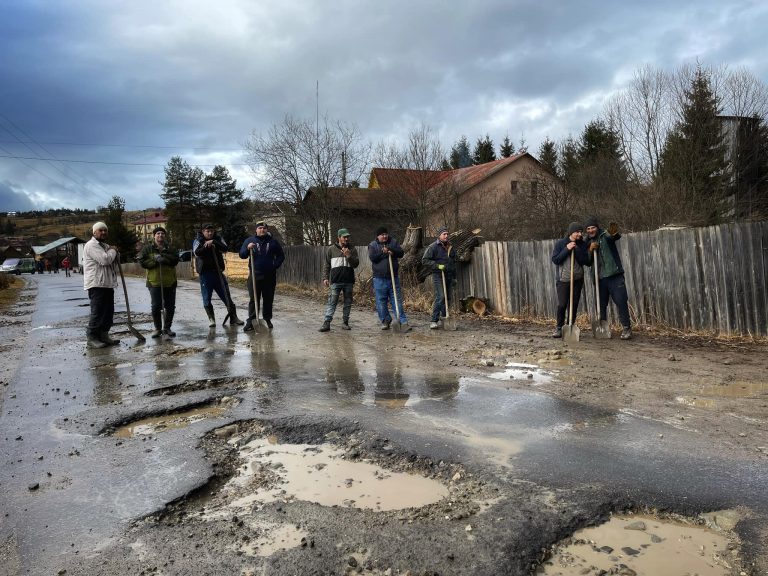 У Ворохті селяни власними силами ремонтують вулицю (ФОТО)