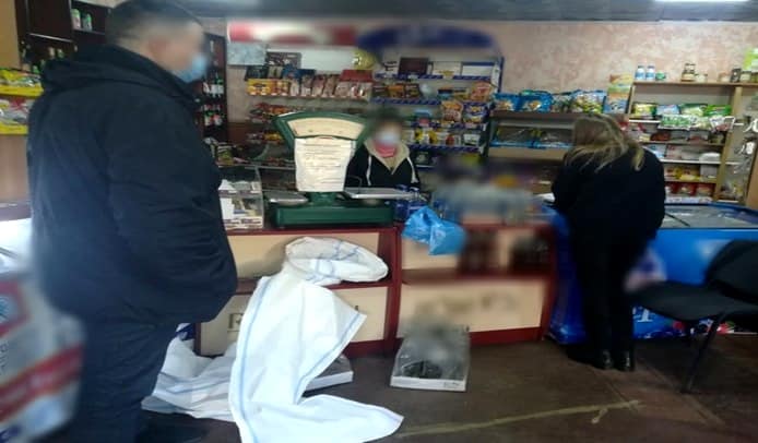 На Тлумаччині у власниці магазину знайшли сотню пляшок підробленого алкоголю (ФОТО)
