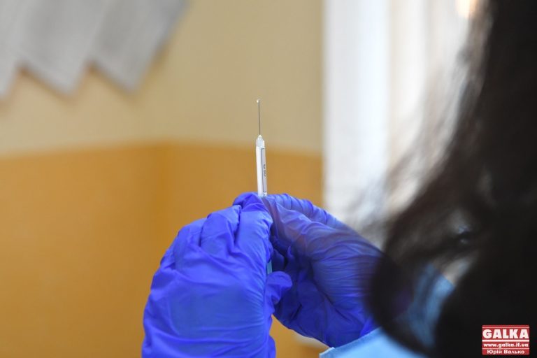 575 невакцинованих працівників освітніх закладів відсторонили від роботи на Прикарпатті