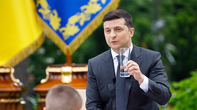 Зеленський пообіцяв тисячу гривень усім щепленим