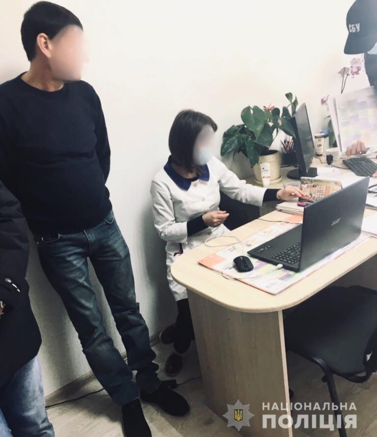 СБУ та поліція викрили прикарпатську лікарку, яка за 2500 гривень робила фейкову вакцинацію (ФОТО)