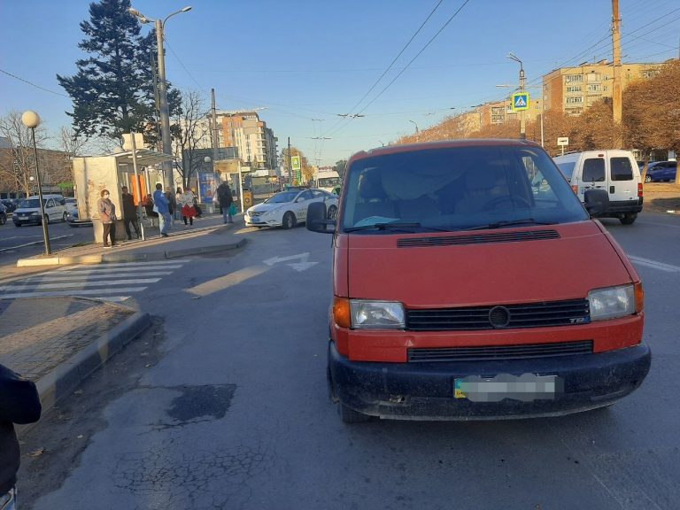 На Вовчинецькій мікроавтобус збив 19-річного пішохода (ФОТОФАКТ)