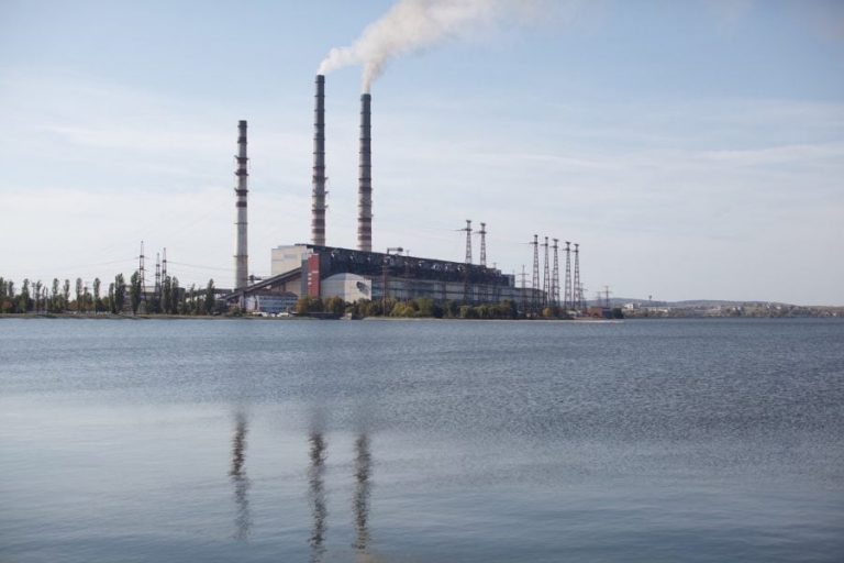 Працюємо за себе, і за інші ТЕС і ТЕЦ – у Бурштинській ТЕС пояснили причини періодичної появи щільнішого диму