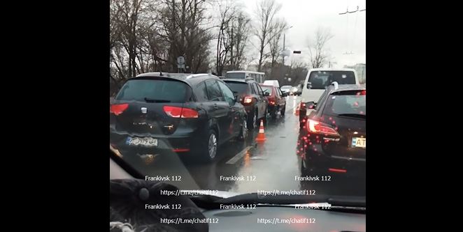 Через незначну ДТП перед мостом шлях у центр з Пасічної у суттєвих заторах (ВІДЕО)