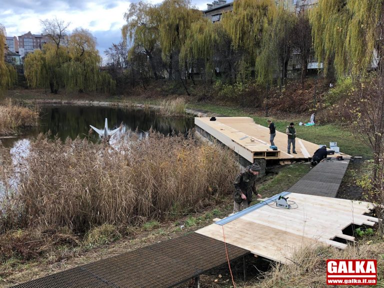 У Франківську на “озері з лебедем” облаштували пірс та інклюзивний спуск (ФОТО)