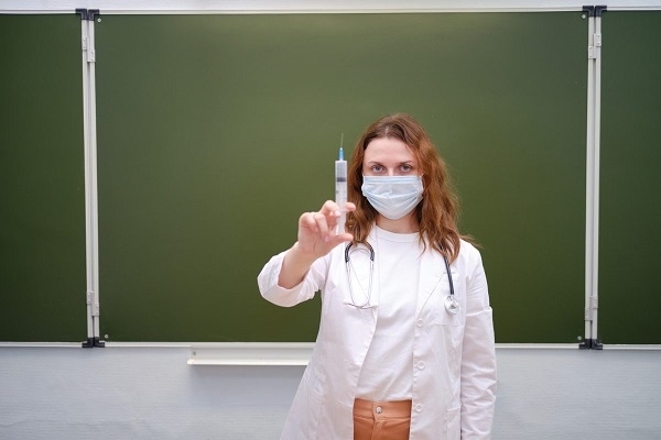 У Франківську від роботи відсторонили 48 невакцинованих педагогів, по області — не рахують 