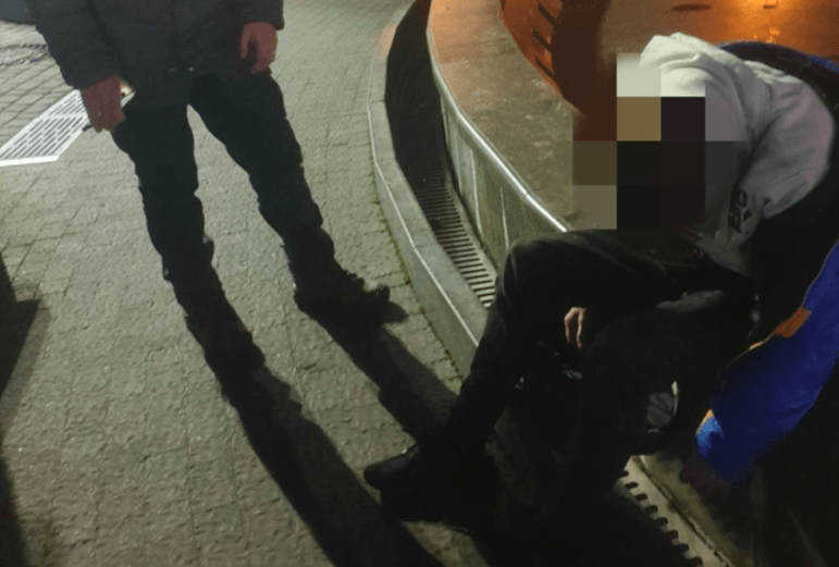 Муніципали у фонтані виявили неповнолітнього в стані сильного алкогольного сп’яніння (ФОТО)
