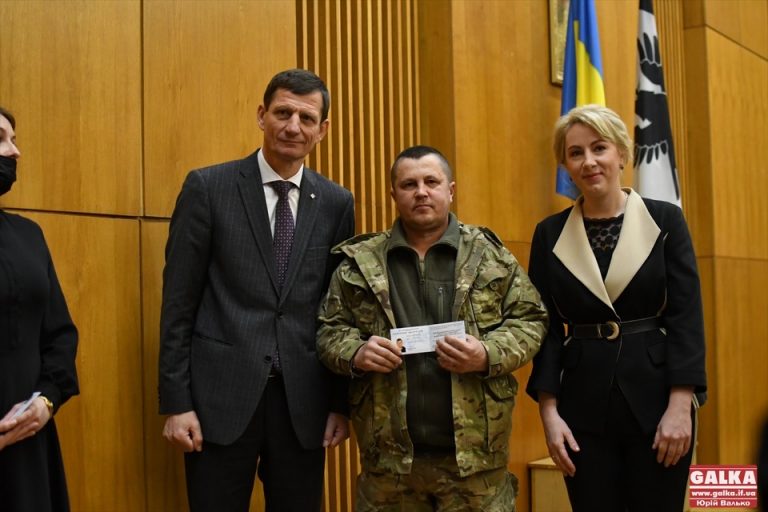 На сесії облради урочисто вручили посвідчення бійцям-добровольцям (ФОТО)