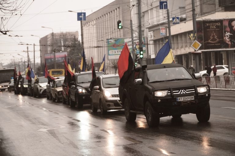 У Франківську дружини воїнів автопробігом нагадали про допомогу бійцям на Сході (ФОТО)