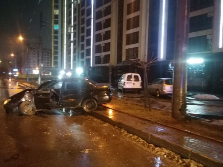 Вночі на Івасюка юний водій Mitsubishi Lancer не розминувся з електроопорою (ФОТО)