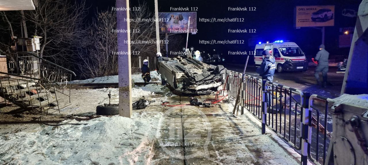 Вночі на Надрічній перекинулася BMW: троє людей в лікарні (ФОТО, ВІДЕО)