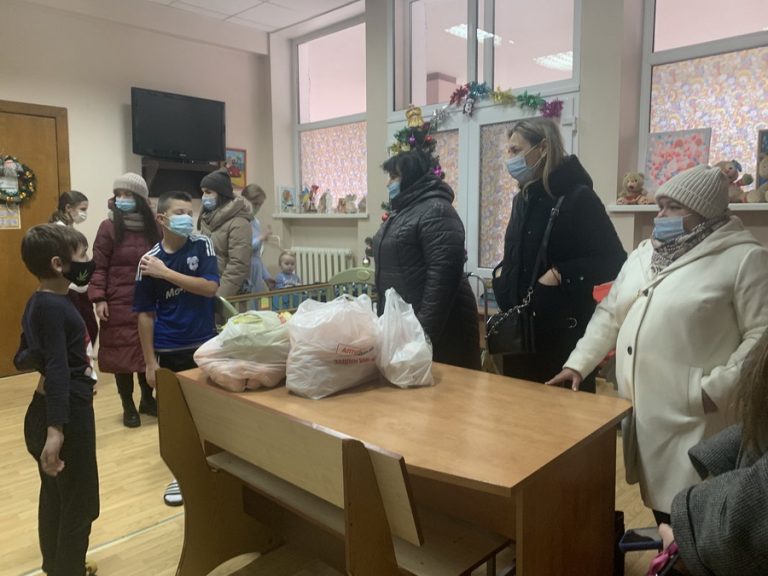З життєво необхідними подарунками: франківські студенти-медики завітали до онкохворих діток (ФОТО)