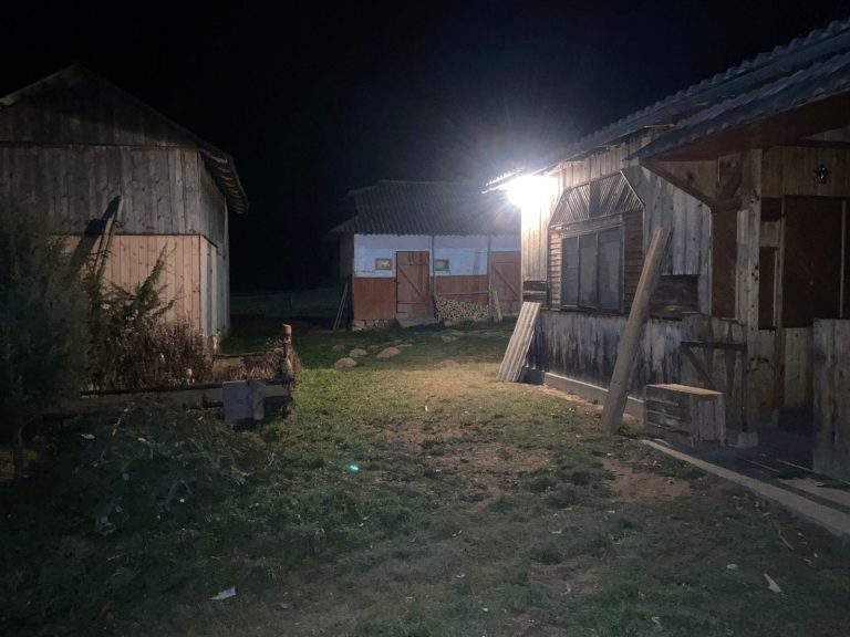 На Косівщині під час застілля гість побив господаря дому, чоловік – у лікарні (ФОТО)