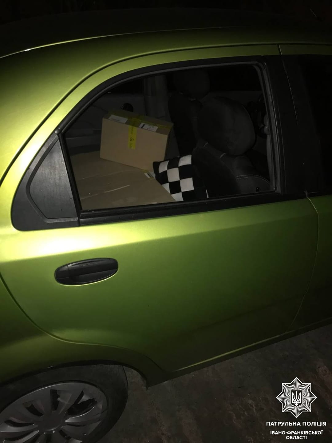 На Тролейбусній двоє чоловіків проникли в чуже авто – поліція спіймала ймовірних злочинців (ФОТО)