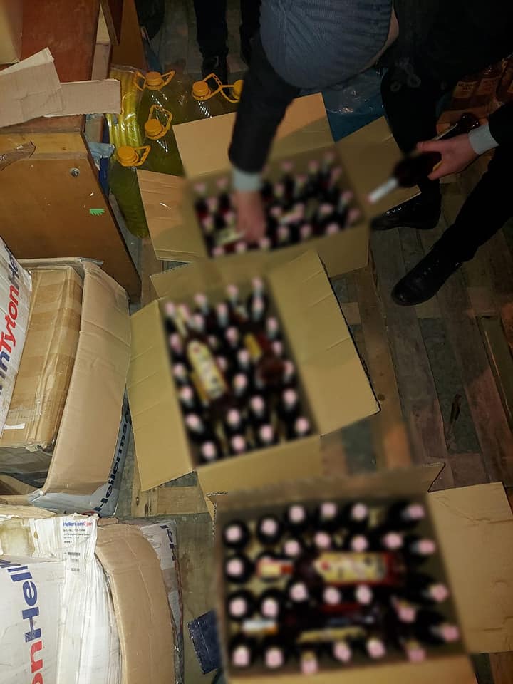 Майже 500 пляшок фальсифікату: викрили 45-річного франківця, який нелегально виготовляв алкоголь (ФОТО)
