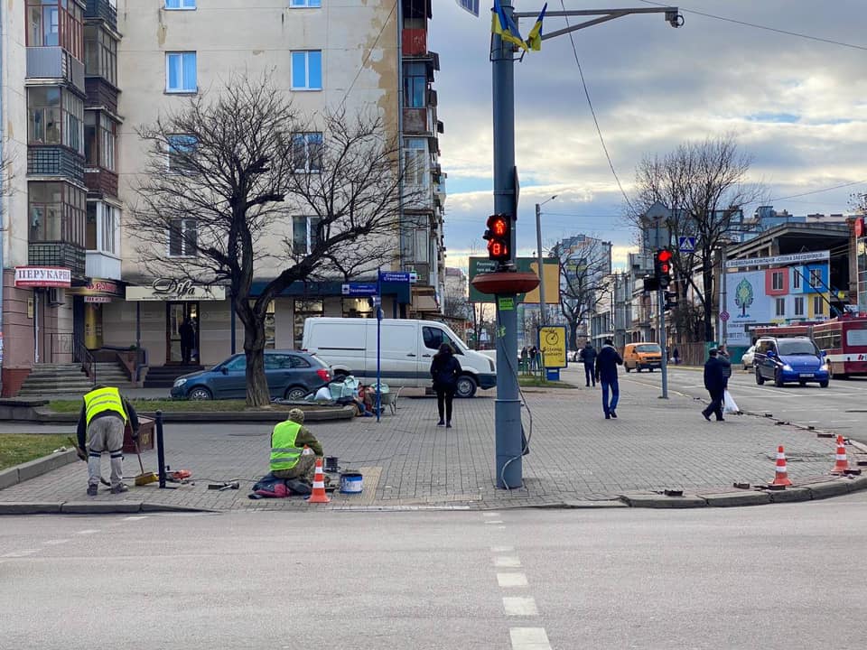 Чергову ділянку тротуару на Незалежності захищають від паркування авто (ФОТО)