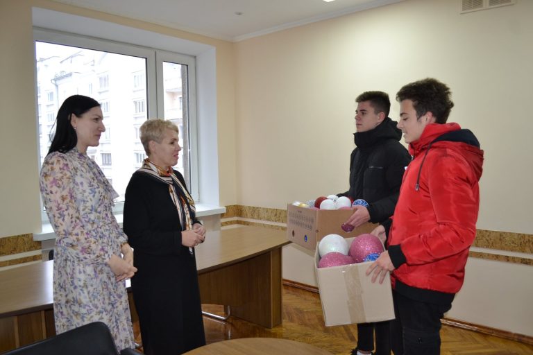 Галичан кличуть долучитися до прикрашання міста на свята: першими відгукнулися школярі (ФОТО)