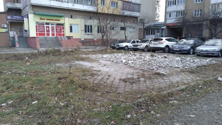 Незаконну огорожу, МАФ та обмежувачі руху демонтували у Франківську (ФОТО)