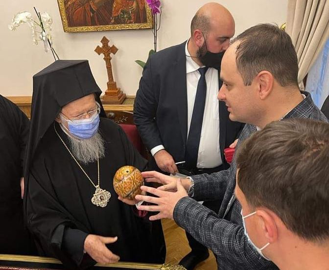 Фотографією в заголовку ми ні на що не натякаємо, але Патріарх Варфоломій захворів на Сovid-19