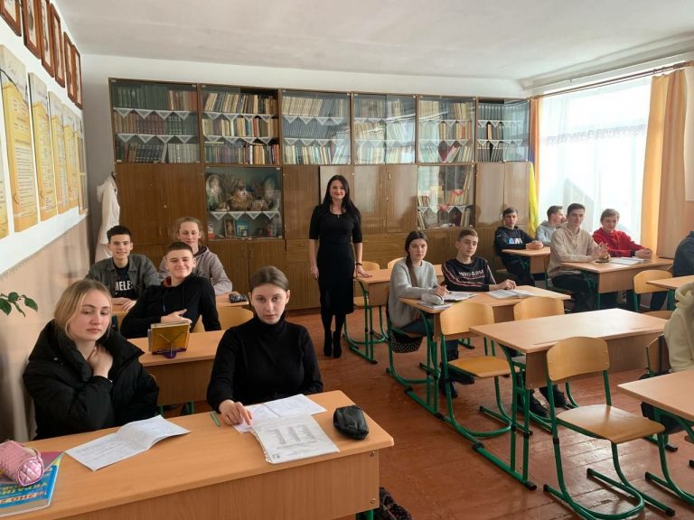 Парти, стільці та дошка: в 11 прикарпатських ліцеях оновили устаткування (ФОТО)