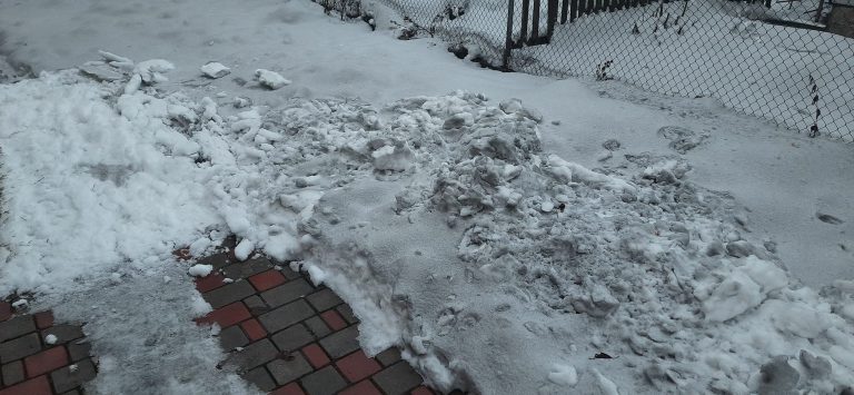 У Галичі та околицях почорнів сніг. Місцеві пов’язують це з викидами на Бурштинській ТЕС (ФОТО)