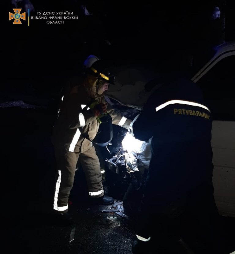 Вночі під Буковелем зіткнулися Audi та Volkswagen – є травмовані
