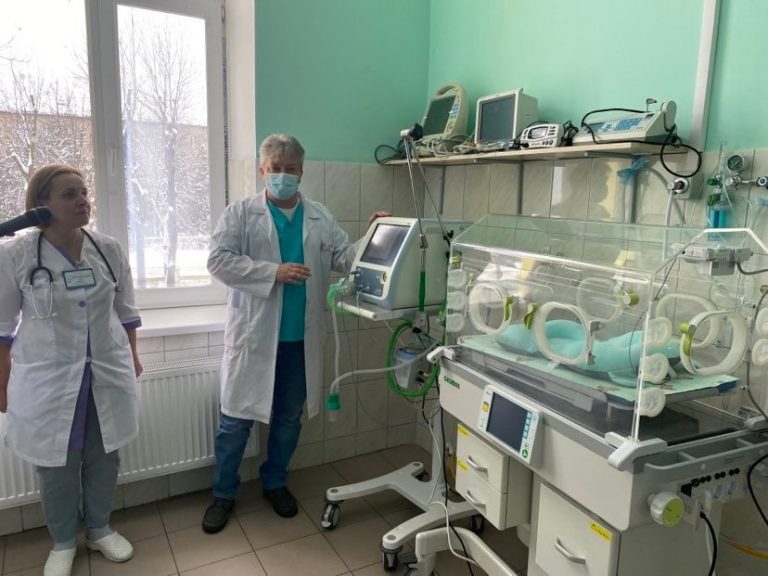 Надвірнянський пологовий отримав дороговартісне обладнання для порятунку немовлят (ФОТО)