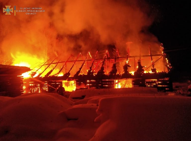 Деревообробний цех горів на Надвірнянщині (ФОТО)