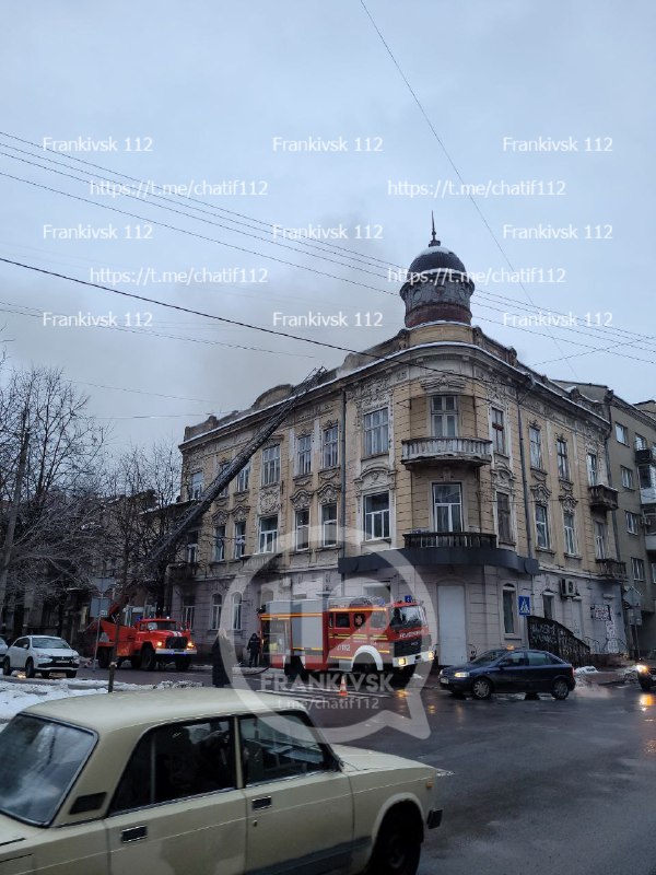 У Франківську через пожежу будинку перекрили вулицю Гординського (ФОТО, ВІДЕО)
