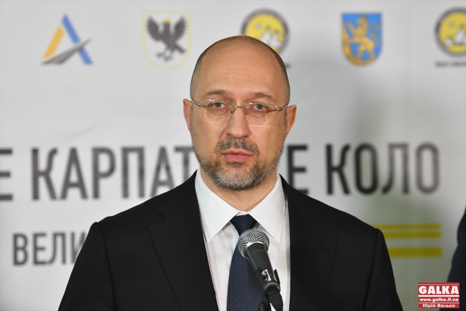 Це очевидний наслідок роботи великого теплогенеруючого об’єкту, – Шмигаль про чорний сніг у Галичі (ФОТО)