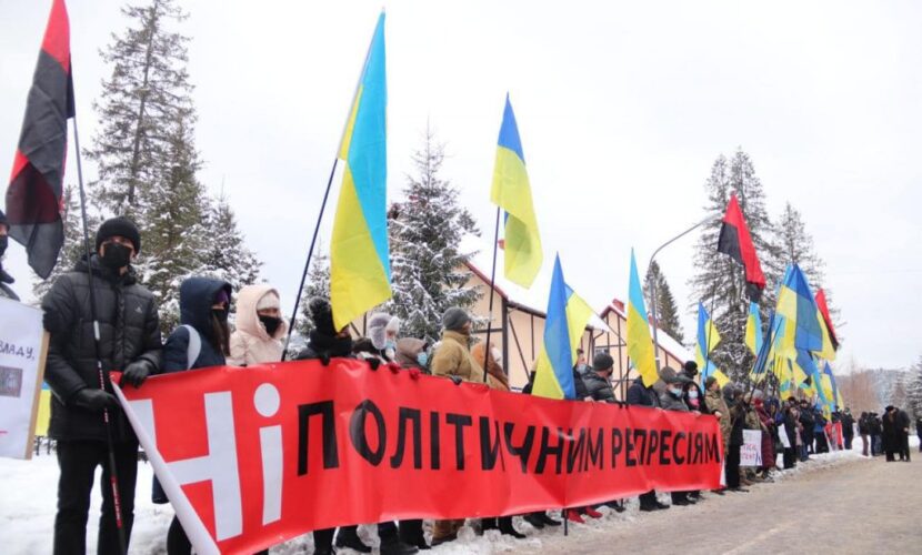 “Ні – політичним репресіям”: під резиденцією Зеленського на Прикарпатті пройшла мирна акція протесту