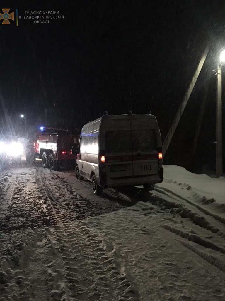 У Солотвині в заметі застрягла машина з дитиною, на Верховинщині – карета швидкої допомоги (ФОТОФАКТ)