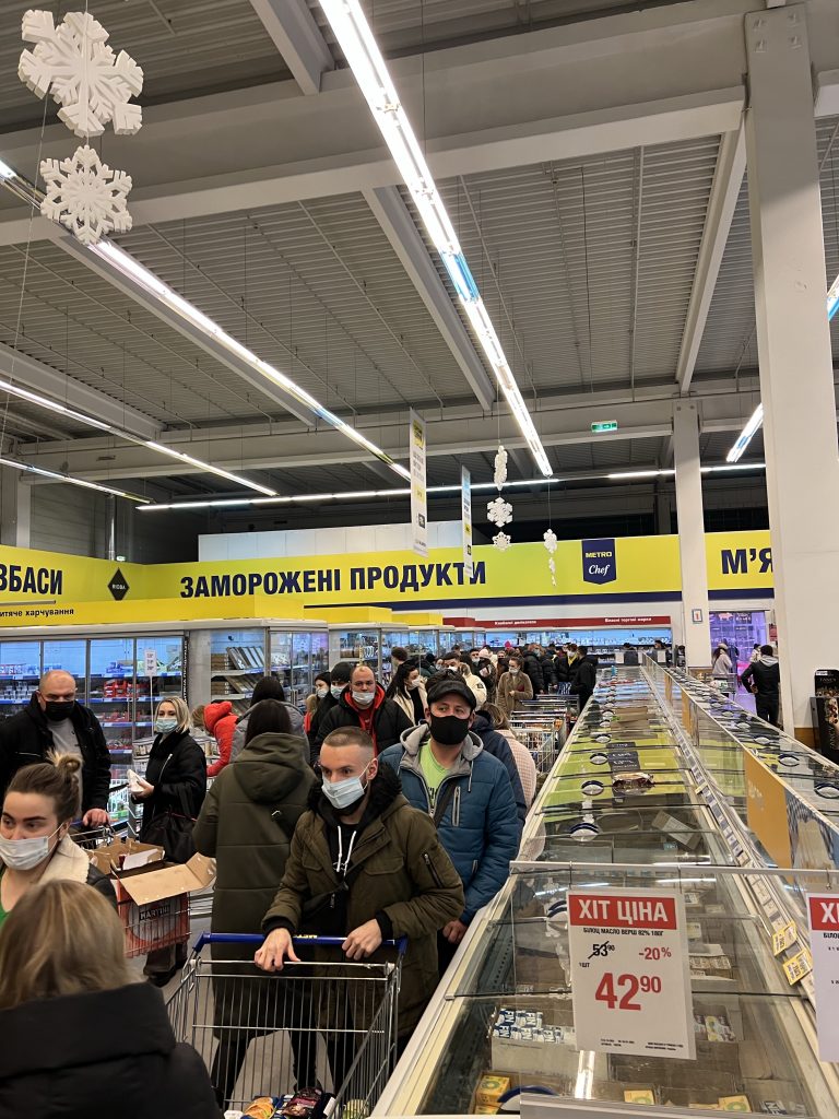 У франківських магазинах аншлаг: містяни стоять у великих чергах за продуктами (ФОТОРЕПОРТАЖ)