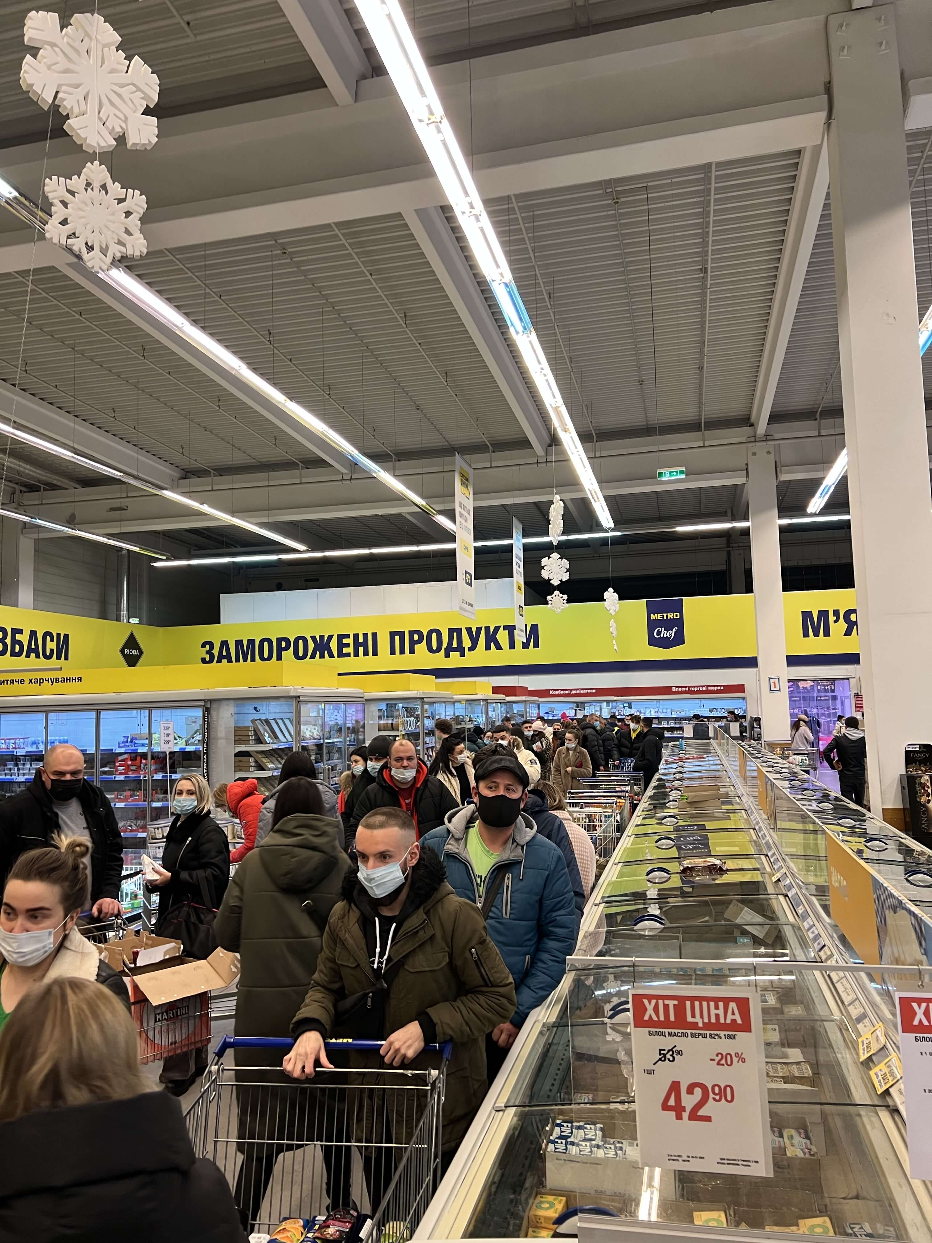 У франківських магазинах аншлаг: містяни стоять у великих чергах за продуктами (ФОТОРЕПОРТАЖ)