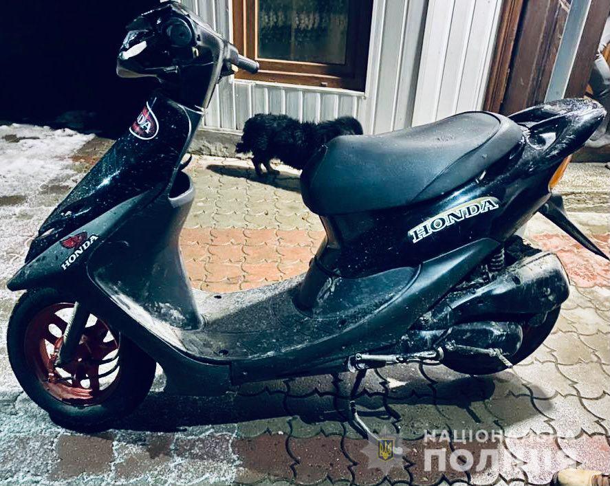 На Прикарпатті п’яний скутерист збив пішохода