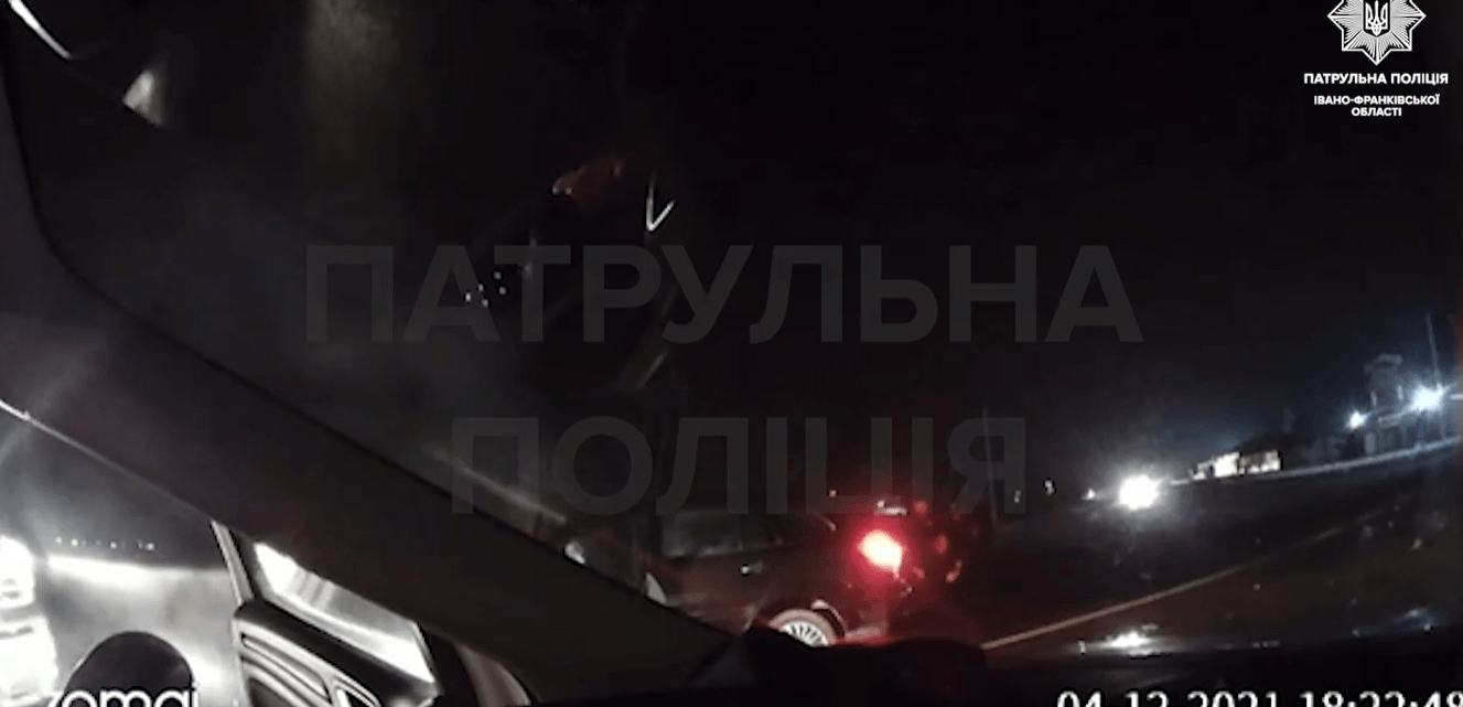 У Франківську патрульні врятували чоловіка з палаючої автівки (ВІДЕО)