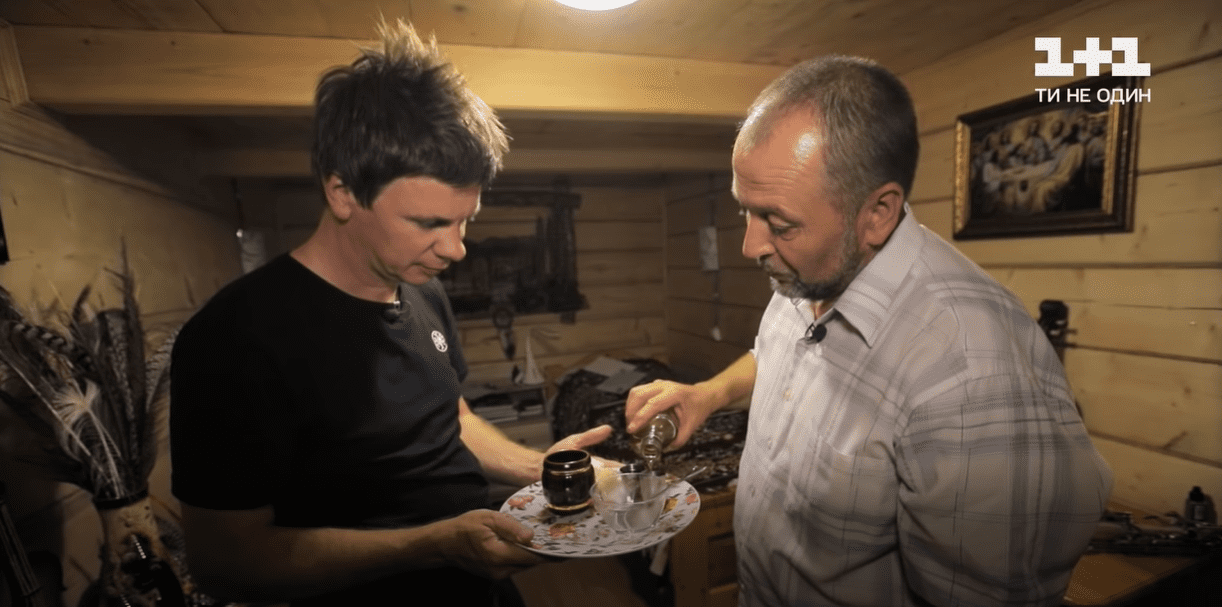 Телеведучий і мандрівник Дмитро Комаров завершив експедицію Прикарпаттям настоянкою з бджіл (ВІДЕО)