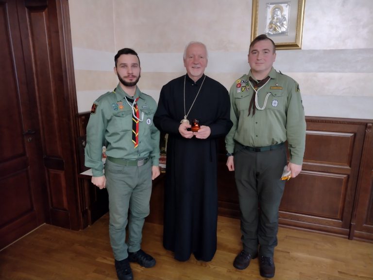Митрополит Володимир отримав Вифлеємський вогонь миру від пластунів (ФОТО)