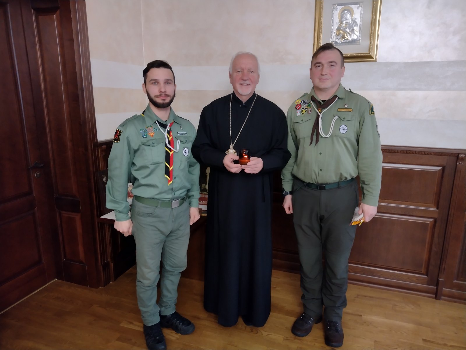 Митрополит Володимир отримав Вифлеємський вогонь миру від пластунів (ФОТО)