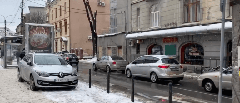 На Січових Стрільців встановили антипаркувальні стовпчики (ВІДЕО)